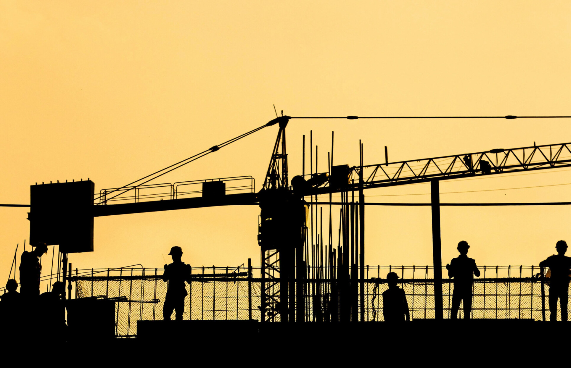 Siloutte af byggeplads